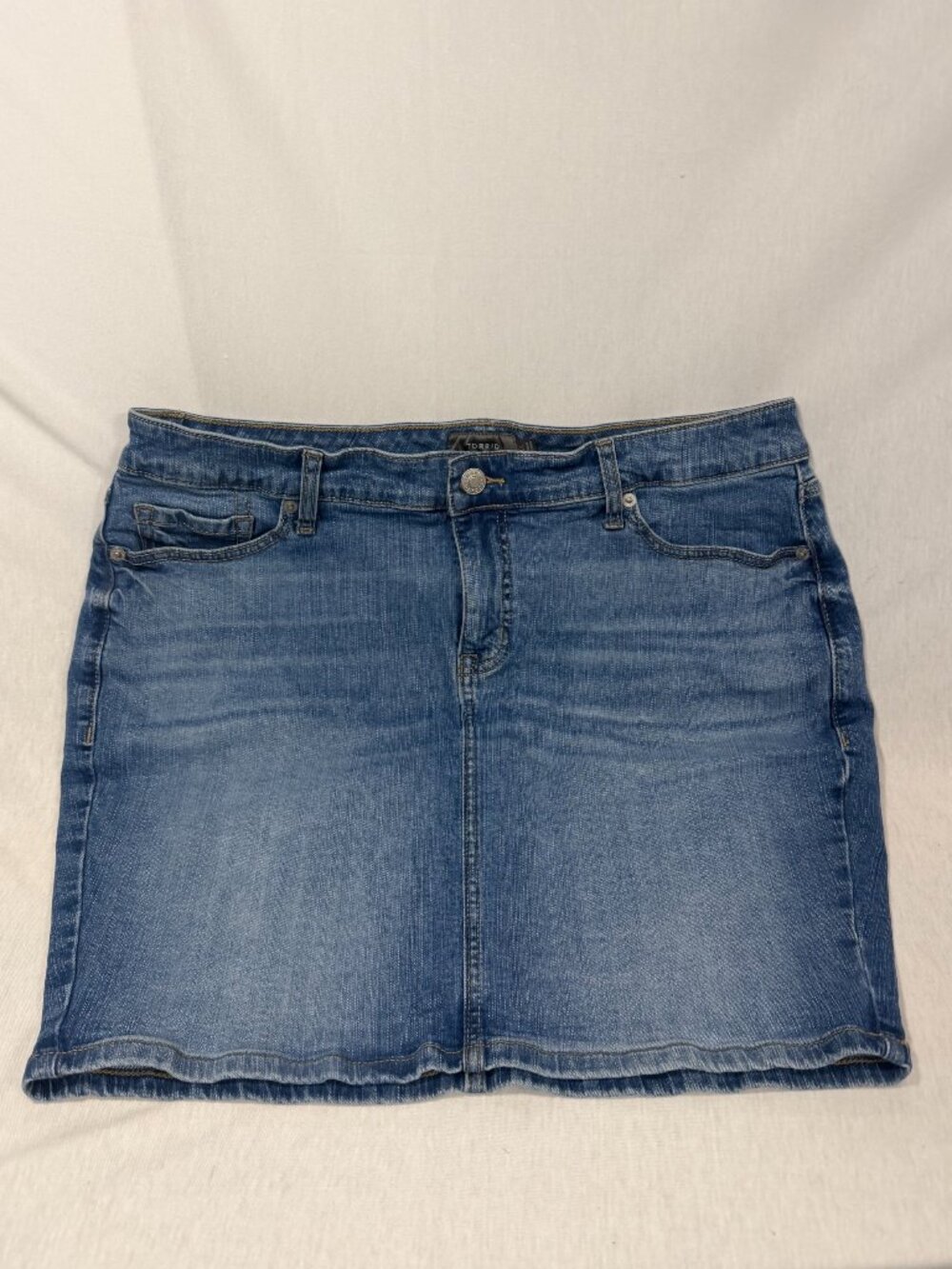 Torrid Denim Skirt Size 14 Mini Jean Medium Wash 99% Cotton Stretch Plus Summer